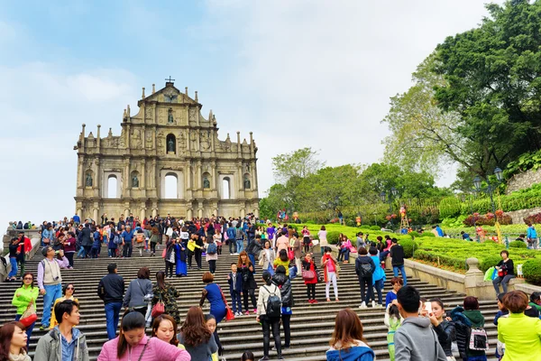 Macau - 30 januari 2015: Weergave van de ruïnes van St. Paul van Cathed — Stockfoto