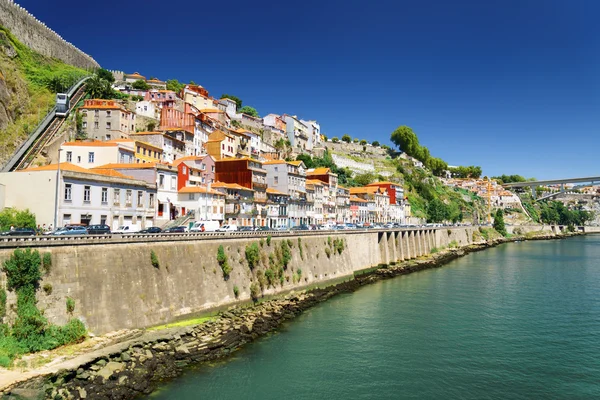 Fachadas coloridas de casas antigas no aterro do rio Douro — Fotografia de Stock