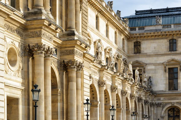 列和装饰外墙的 Pa 在卢浮宫的雕塑 — 图库照片