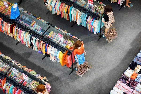 여자의 의류와 란제리 매장에서 큰 판매 — 스톡 사진