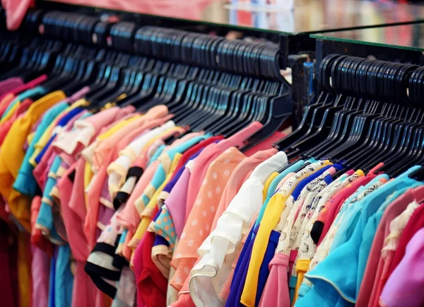 Uma ampla gama de blusas femininas na loja — Fotografia de Stock