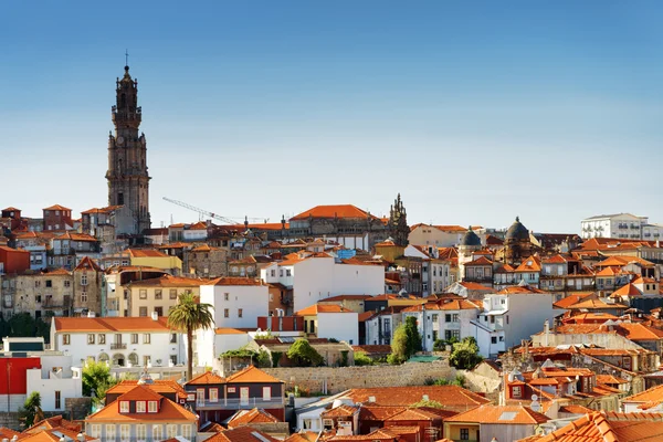 Fachadas de colores y techos de casas en Oporto, Portugal . —  Fotos de Stock