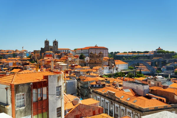 Facciate colorate e tetti di case, vista sul centro storico — Foto Stock