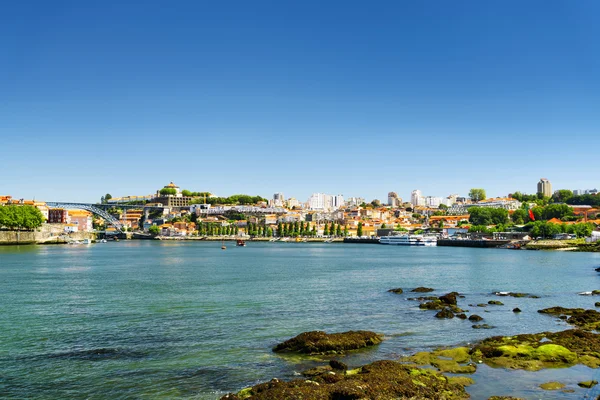 Rio Douro e a vista para o centro histórico do Porto, Pó — Fotografia de Stock