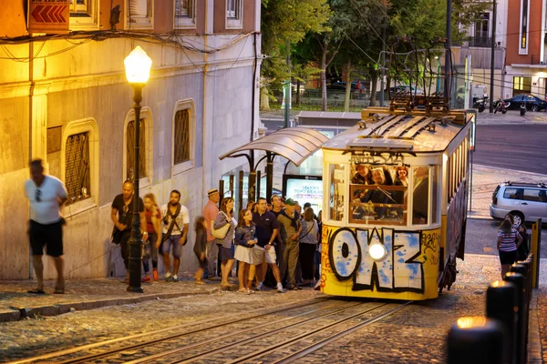 De kabelspoorweg Gloria in Lissabon, Portugal. — Stockfoto