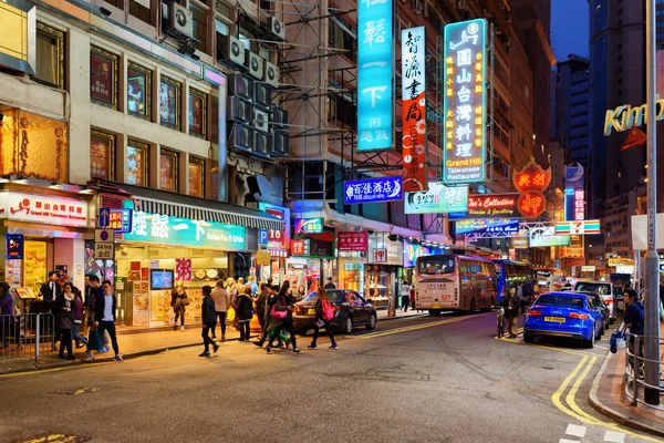 Sinais iluminados na rua da cidade noturna Hong Kong — Fotografia de Stock