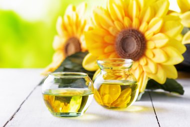 Bir bahçe masada ayçiçek yağı