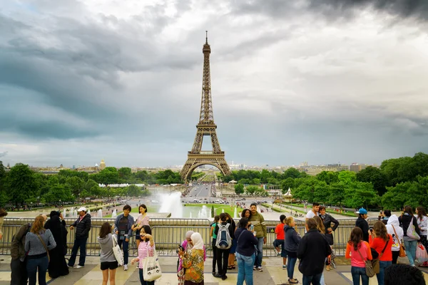 Udsigt til Eiffeltårnet, Paris, Frankrig . - Stock-foto