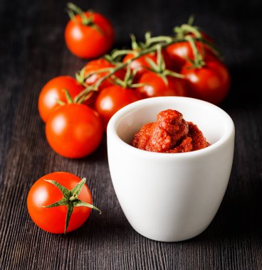 Olgun domates ve domates üzerinde ahşap yemek tablo yapıştır