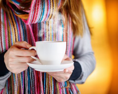 Genç kadının kafede sıcak bir kahve