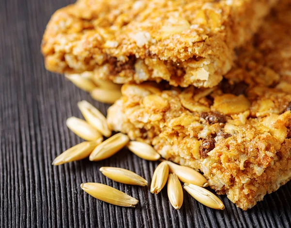 Haver muesli balken op een zwarte houten tafel — Stockfoto