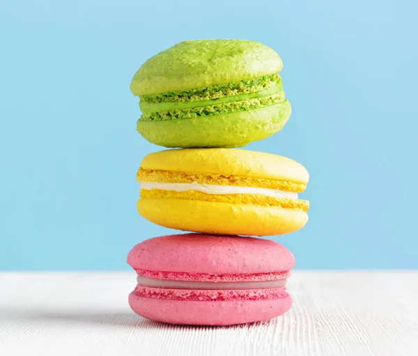 Colorful macaron on a white wooden table — Stock Photo, Image