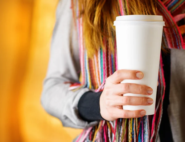 Young woman holding a tumbler of coffee in cafe — Stock Photo, Image