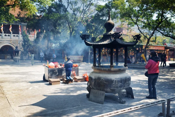 Praying at the Buddhist temple, Po Lin Monastery in Hong Kong — Stock Photo, Image