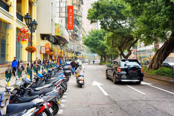 Parkering av motorcyklar på gatan i Macau — Stockfoto