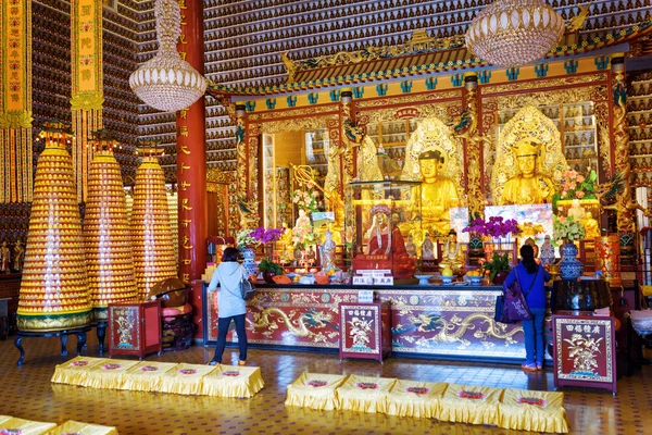 Golden Buddha statues in the interior of the Ten Thousand Buddha — Stock Photo, Image