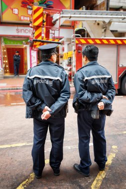 Polis memurları sipariş Hong k shopping mall yakınındaki sağlayan