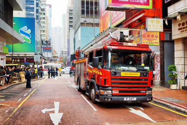Пожежники прибули на виклик в торговий центр Хо — стокове фото
