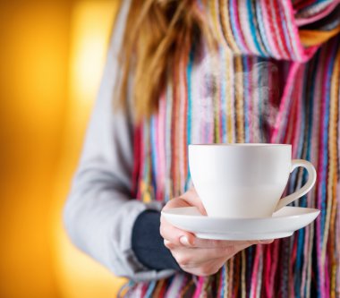 kafede kahve tutan genç kadın