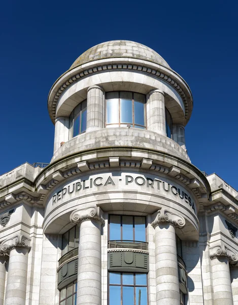 The facade of building on the Avenue of the Allies (Avenida dos — Stock Photo, Image