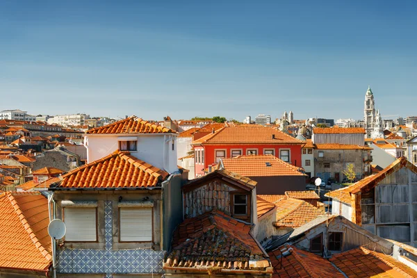 彩色的外墙和屋顶的房子在波尔图，葡萄牙. — 图库照片