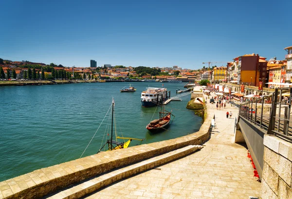 Uitzicht op de Douro rivier en de kade in Porto, Portugal. — Stockfoto