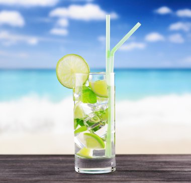 Bir plajda mojito kokteyl serinletici cam