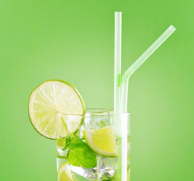 Pastel yeşil backgrou üzerinde mojito kokteyl serinletici cam