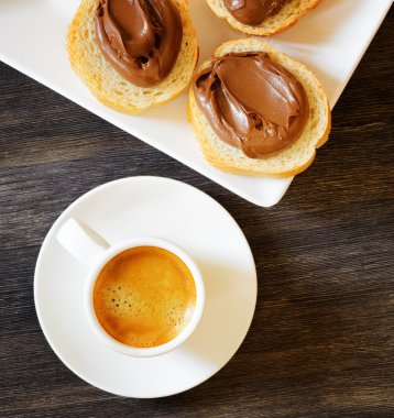 Çikolata yayıldı ve espresso kahve ile tost.