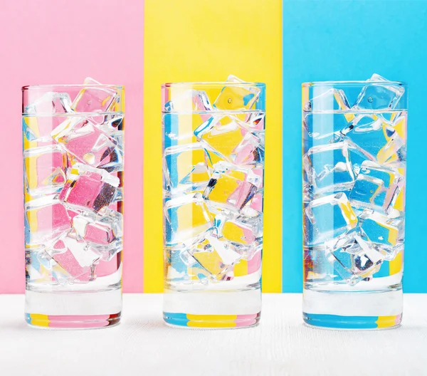 Tres vasos sobre fondo colorido . — Foto de Stock