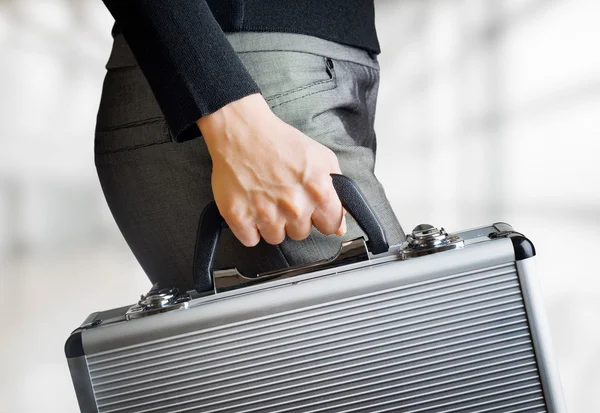 Geschäftsfrau mit einer Aktentasche aus Aluminium — Stockfoto