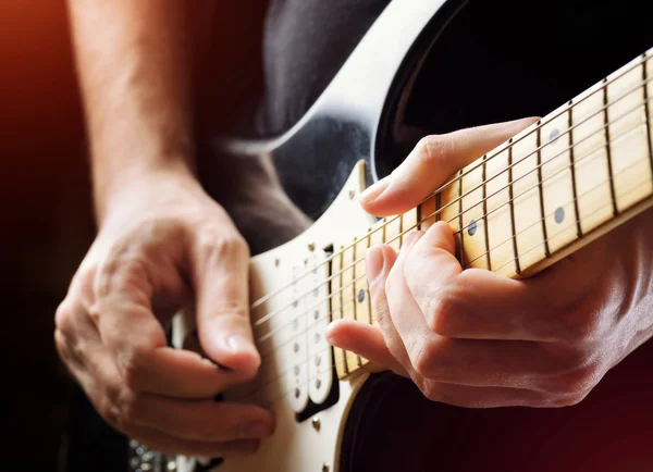 Člověk hraje kytara. Detailní pohled — Stock fotografie