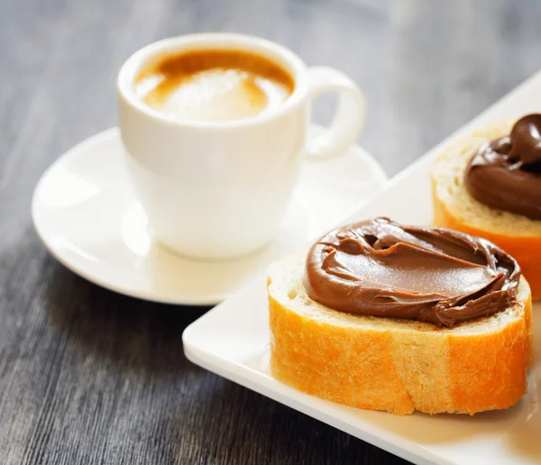 Rostat bröd med choklad spridningen och espresso kaffe — Stockfoto