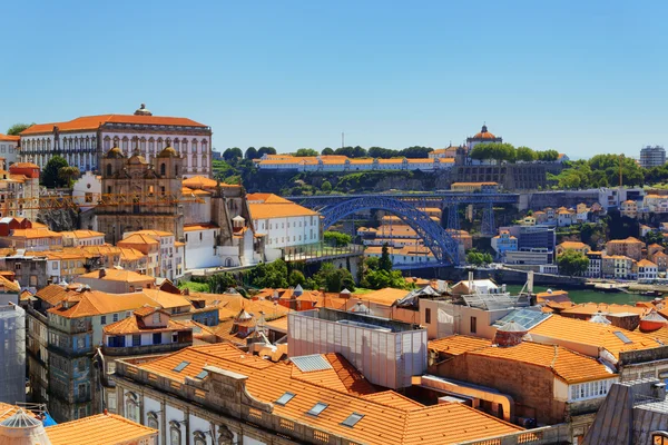 Renkli cephe ve çatı evlerin Porto, Portekiz. — Stok fotoğraf