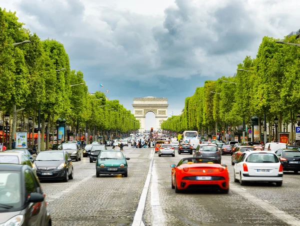 Pohled Triumphal oblouk na Champs-Elysees. Paříž, Fra — Stock fotografie