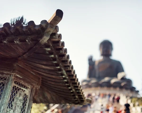 Telhado em estilo chinês e o Tian Tan Buddha em segundo plano — Fotografia de Stock