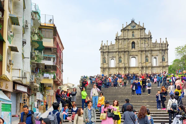 Macau - 30 januari 2015: Utsikt över ruinerna av St. Paul v — Stockfoto