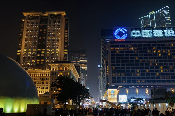 Magas épületek és felhőkarcolók éjjel c központi utcáin — Stock Fotó