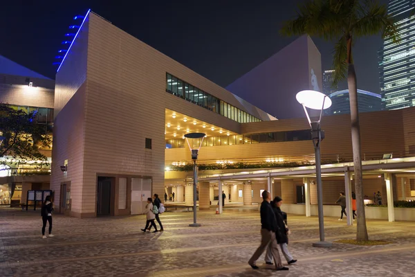 Torget nära Hong Kong Museum av konst på kvällen — Stockfoto