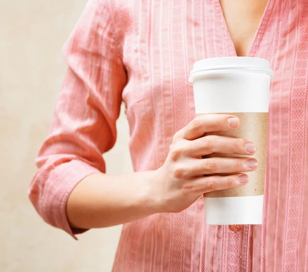 Mujer joven sosteniendo un vaso de café en la cafetería — Foto de Stock