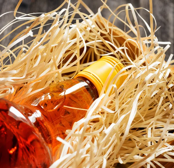 Láhev whisky v dřevěné krabici. Zobrazit detail — Stock fotografie