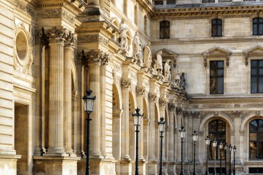Sütunlar ve Louvre Müzesi Pa'nın süslüyor Heykel Sergisi
