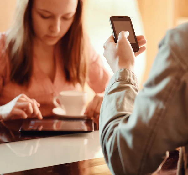 Par som ignorerar varandra upptagen med sina mobila enheter i caf — Stockfoto