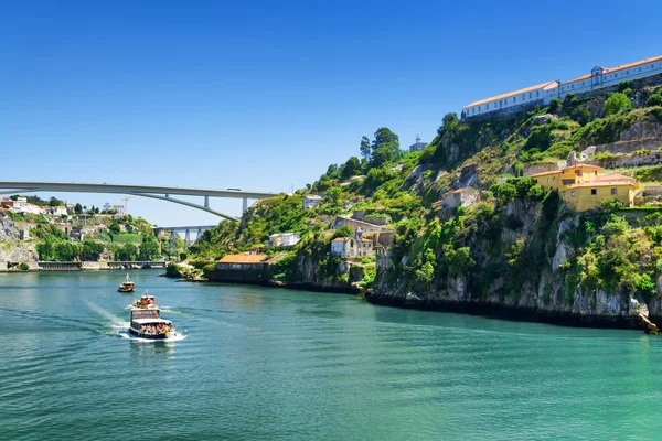 The beautiful view of the Douro River  in Porto, Portugal. — Stock Photo, Image