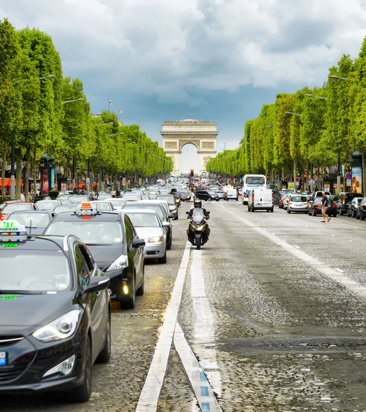 视图的凯旋拱到香榭丽舍。巴黎法国 — 图库照片