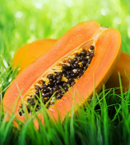 Papaya amarilla fresca jugosa sobre hierba verde — Foto de Stock