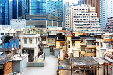 Eski binalar Hong Kong modern gökdelenler ile bir arada