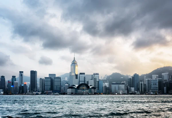 Blick auf den Hafen von Victoria und das Geschäftszentrum der Insel Hongkong — Stockfoto