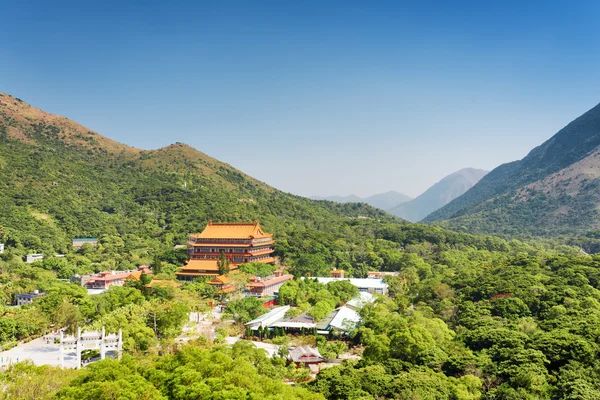 Vista del Monasterio de Po Lin y el paisaje de la isla de Lantau, en — Foto de Stock