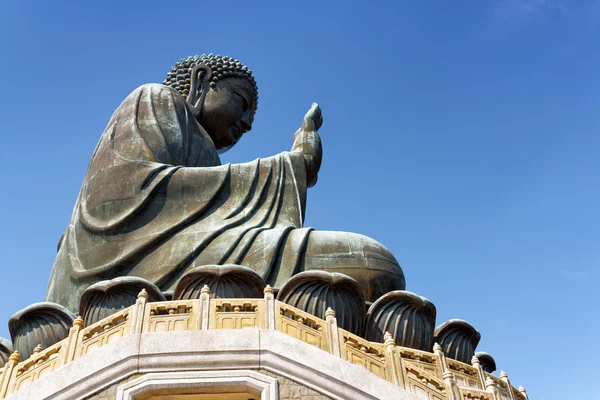 Vista lateral de Tian Tan Buddha sobre el fondo azul del cielo en Hong — Foto de Stock